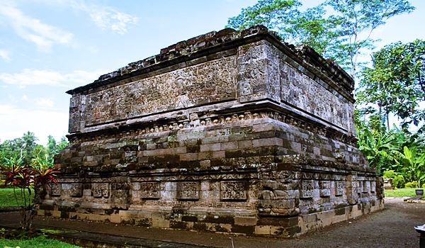 Tempat Wisata Candi Surowono